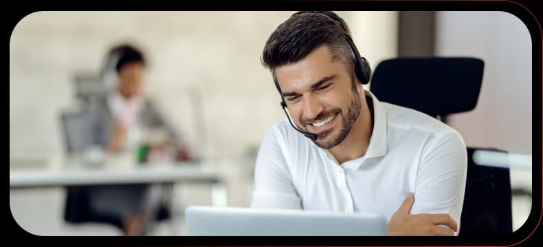 Foto de funcionários com sorriso no rosto